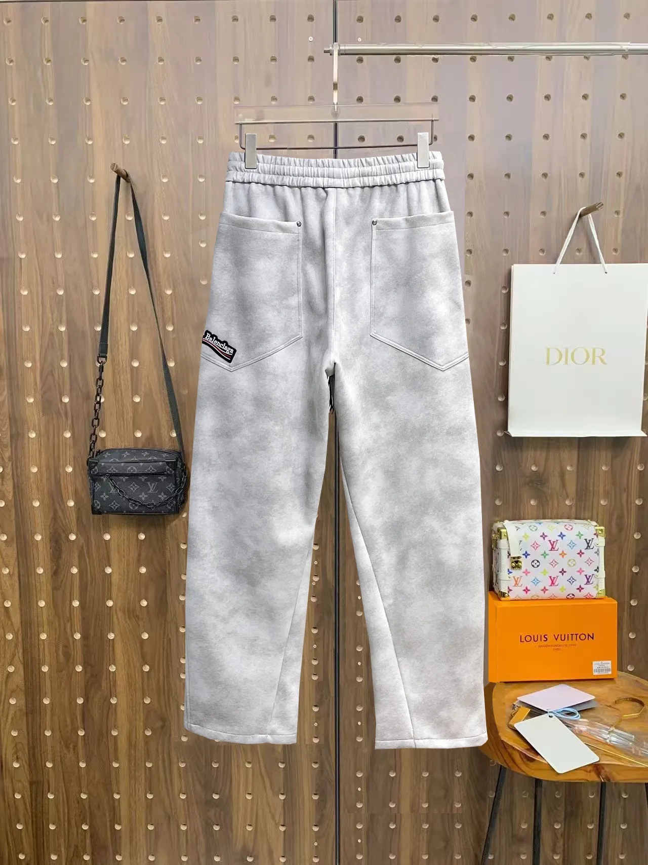 Balenciaga 🆕2026 Autumn and Winter New Arrival Casual Pants! The official website will be released simultaneously. Brand Classic LOGO casual pants, customized fabrics, excellent comfort and strong touch. Highly recognisable, perfect appearance and craftsmanship. Size:M-3XL